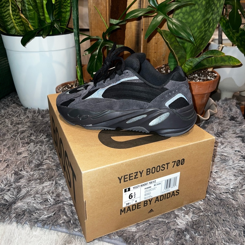DS Yeezy Boost 700 V2 Vanta